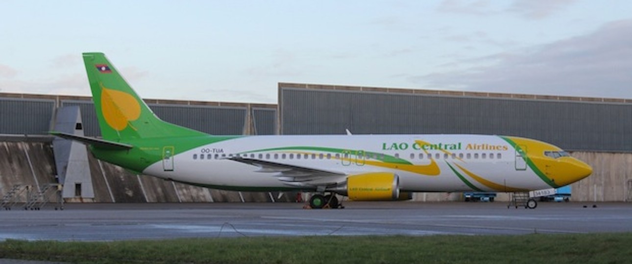 Die 737-400 flog für Jetairfly und wurde in Amsterdam für Lao Central neu lackiert.