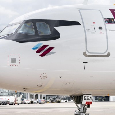 Airbus A321 Neo von Eurowings mit Sonnenbrille: Der Flieger wirbt für Eurowings Holidays.