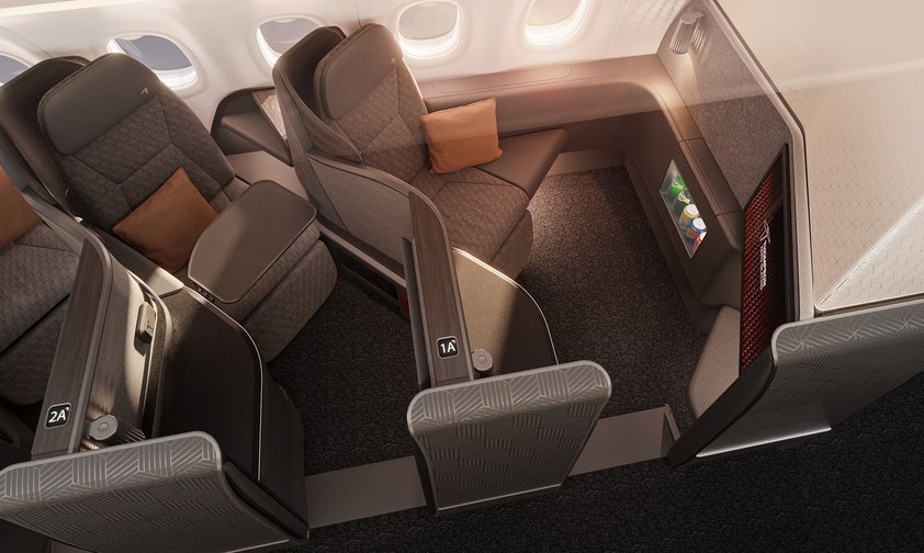 Sitz von Factorydesign: In der ersten Reihe gibt es eine kleine Minibar und deutlich mehr Platz.