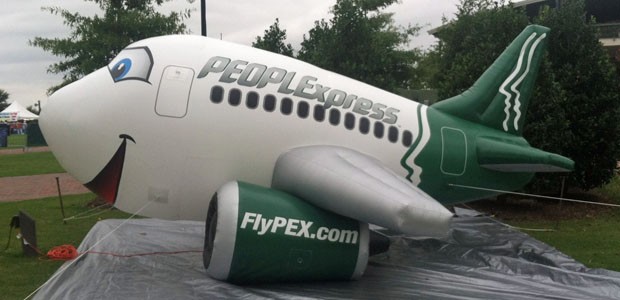 Werbematerial von People Express: Wunder dauern länger.