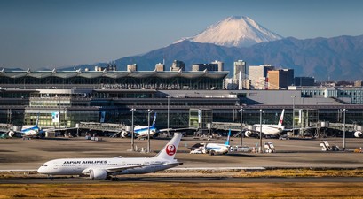 Flughafen Tokio-Haneda mit dem Fuji im Hintergrund: Japanische Airlines sollen sich bei Inlandsflügen künftig abstimmen.