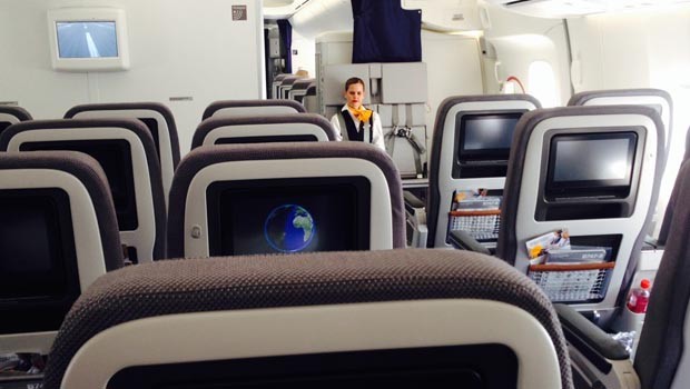 Ein Überblick über die Premium Economy - aus der Perspektive der Holzklasse. Die Bildschirme sind in der neuen Klasse größer. Außerdem gibt es an der Seite zwei statt wie in der Holzklasse drei Sitze. Das heißt mehr Bewegungsfreiheit und Komfort.