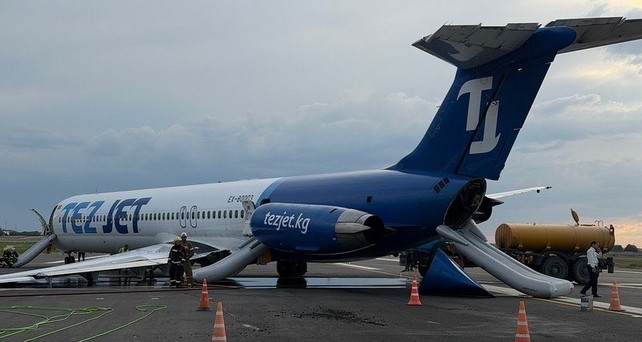 Das Flugzeug von Tez Jet liegt nach dem Fahrwerksbruch auf der linken Seite: Der Flughafen war mehrere Stunden gesperrt.