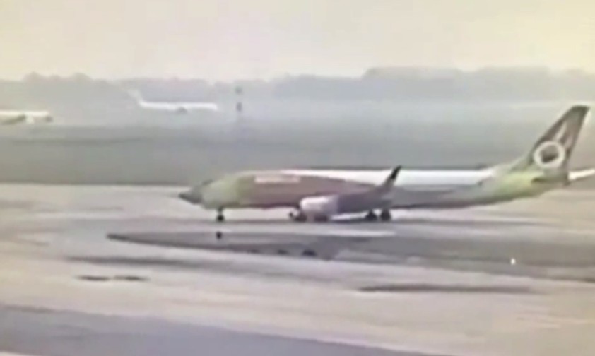Schlepperfahrer wird von Flugzeug erdrückt
