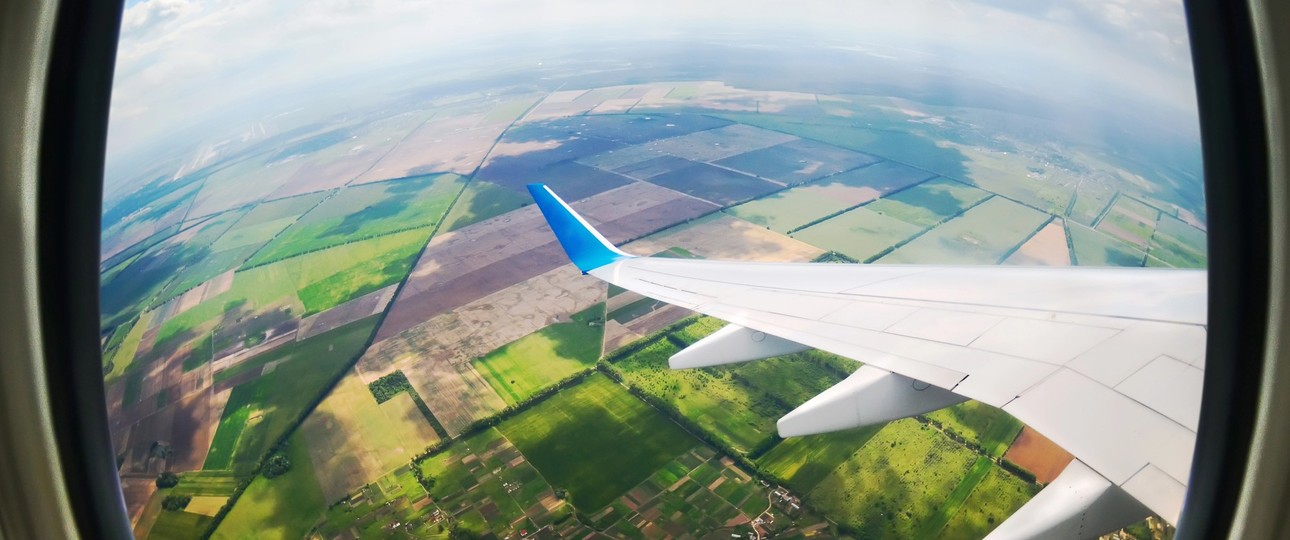 Blick aus einem Flugzeugfenster: Künftig soll GPS durch ein neues Navigationssystem abgelöst werden.