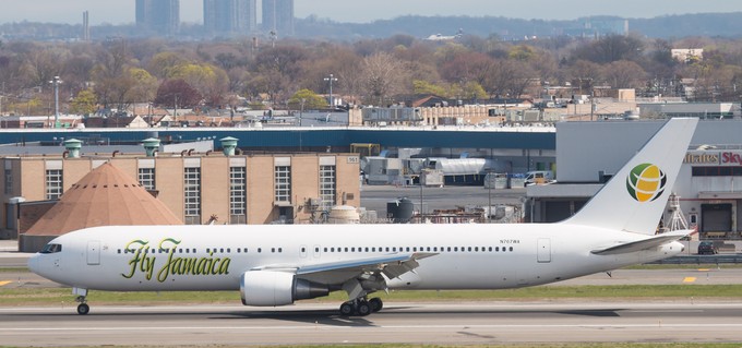 Mit dem Totalschaden einer Boeing 757-200 im November 2018 begannen die Probleme für Fly Jamaica. Die Airline musste Flugzeuge leasen, konnte aber die Nachfrage trotzdem nicht decken. Die Entschädigungsforderungen von Passagieren wurden immer höher, was wiederum das Leasing von Fliegern sehr schwierig machte. Ende März 2019 musste sie <a href="https://www.aerotelegraph.com/fly-jamaica-schickt-alle-angestellen-nach-hause" target="_blank" rel="noopener">alle Mitarbeiter entlassen</a>.