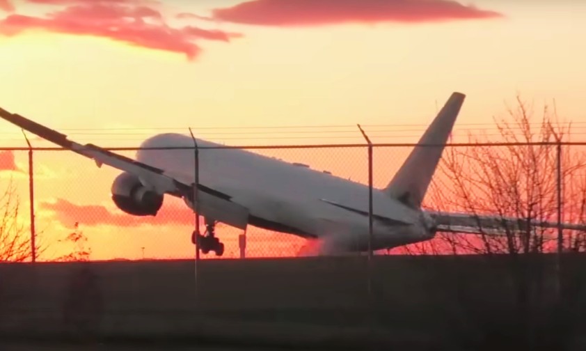 Boeing 777 von Air Canada legt spektakuläre Landung hin