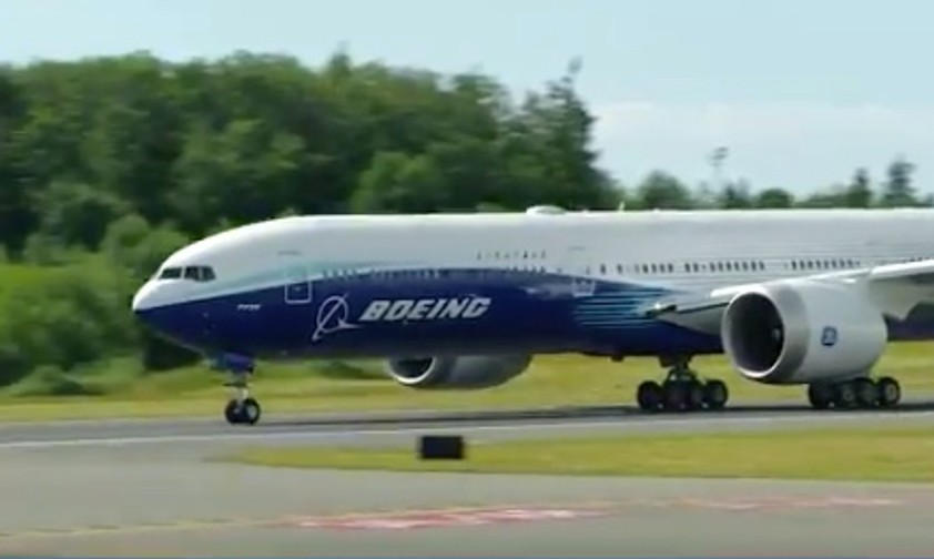 Boeing 777X mit dem Kennzeichen N779XW: Erste Rolltests der 777X.
