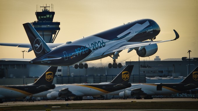 ... hob der Jet mit Sonderlackierung ...