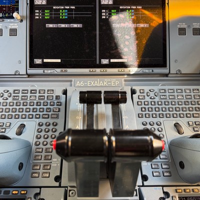 Cockpit eines Airbus A350 von Emirates: Turbulenzen fordern die Luftfahrt heraus.