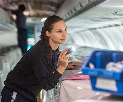 Arbeit mit Teilen von Lufthansa Technik (hier in Budapest): Auch in Russland lagern etliche.