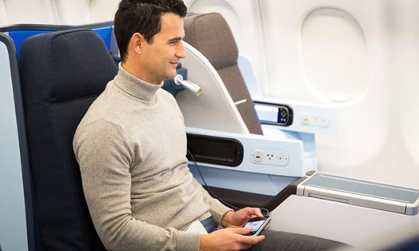 Die Passagiere erwartet in der World Business Class, wie KLM die höchste Klasse nennt, ein neues Unterhaltungssystem mit großem Bildschirm und Touchscreen-Fernbedienung.