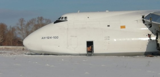 Die Antonov An-124 mit dem Kennzeichen RA-82042 nach dem Unfall in Novosibirsk.