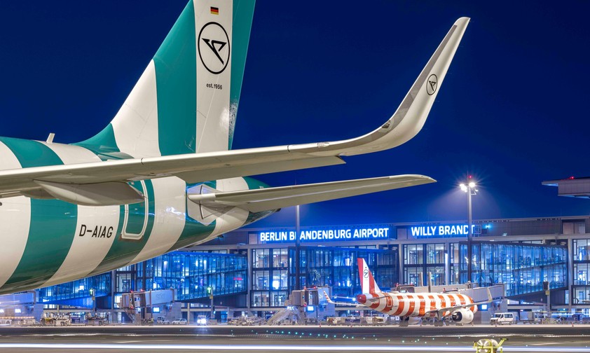 Zwei Condor-Flugzeuge am BER: Der Ferienflieger setzt die Flüge im Sommer nach Dubai aus.