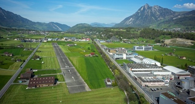 Flugplatz Kägiswil aus der Luft: Die Schweizer Luftrettung will an den Standort.