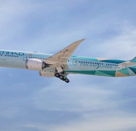Ein Dreamliner von Etihad Airways: Die Airline darf in England zwei Anzeigen nicht mehr zeigen.