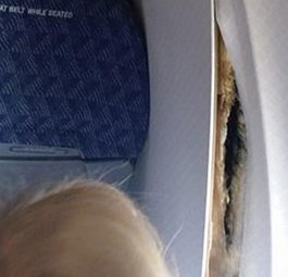 Foto eines Passagiers: Risse klafften in der Kabine.