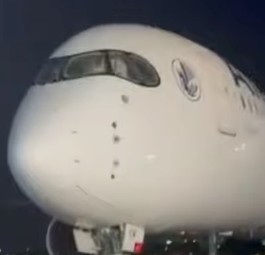 Airbus A350 von Air France nach der Landung in Abidjan: Die Passagiere konnten das Flugzeug über Treppen verlassen.