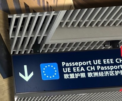 Flughafen Paris und Schild, um das es geht: Da hat sich ein Fehler eingeschlichen.