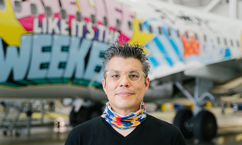 Sumo vor einem seiner beiden fliegenden Werke.