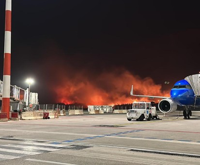 Ita-Airways-Jet am Airport Palermo, im Hintergrund Flammen: Betrieb wurde ausgesetzt.