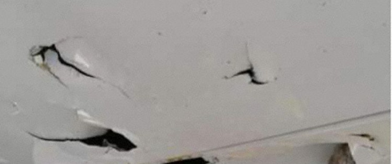 Rumpf der Boeing 747: Die Löcher kommen wohl von Steinen auf der Piste.