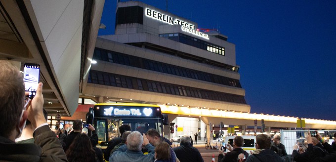 Die Berliner Verkehrsbetriebe verabschiedeten sich mit hupenden Bussen, auf denen Abschiedsgrüße erleuchteten.