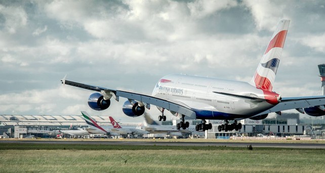 Airbus A380 von British Airways am Flughafen Heathrow: Die Klimaneutralität wird deutlich teurer.