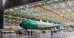 Die allererste gebaute Boeing 777X im Hangar von Everett.