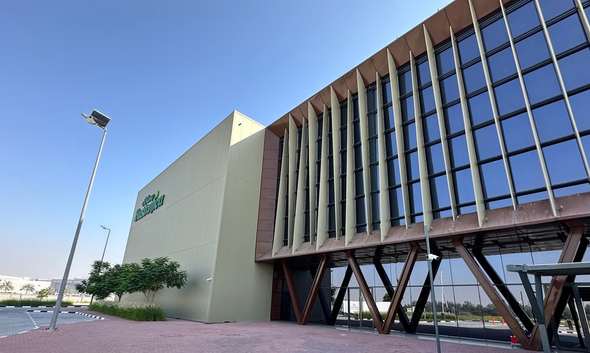 Die Fabrik von Emirates Bustanica liegt gleich beim Al Maktoum International Airport.