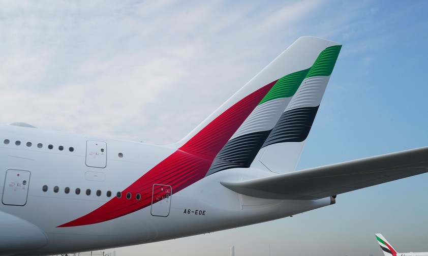 Dynamischer und weiter auf den Rumpf: Die Flagge der VAE.