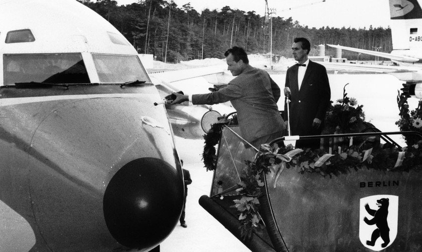 Berlins Regierender Bürgermeister Willy Brandt tauft am 16. September 1960 die Boeing mit dem Kennzeichen D-ABOC auf den Namen Berlin.