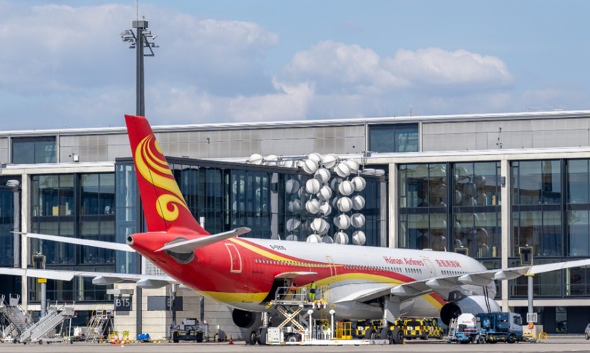 Hainan-Airlines-Jet am BER: Flug nach Dalian.