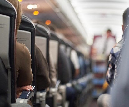Flugzeugkabine: Die Zahl pöbelnder Passagiere nimmt zu.