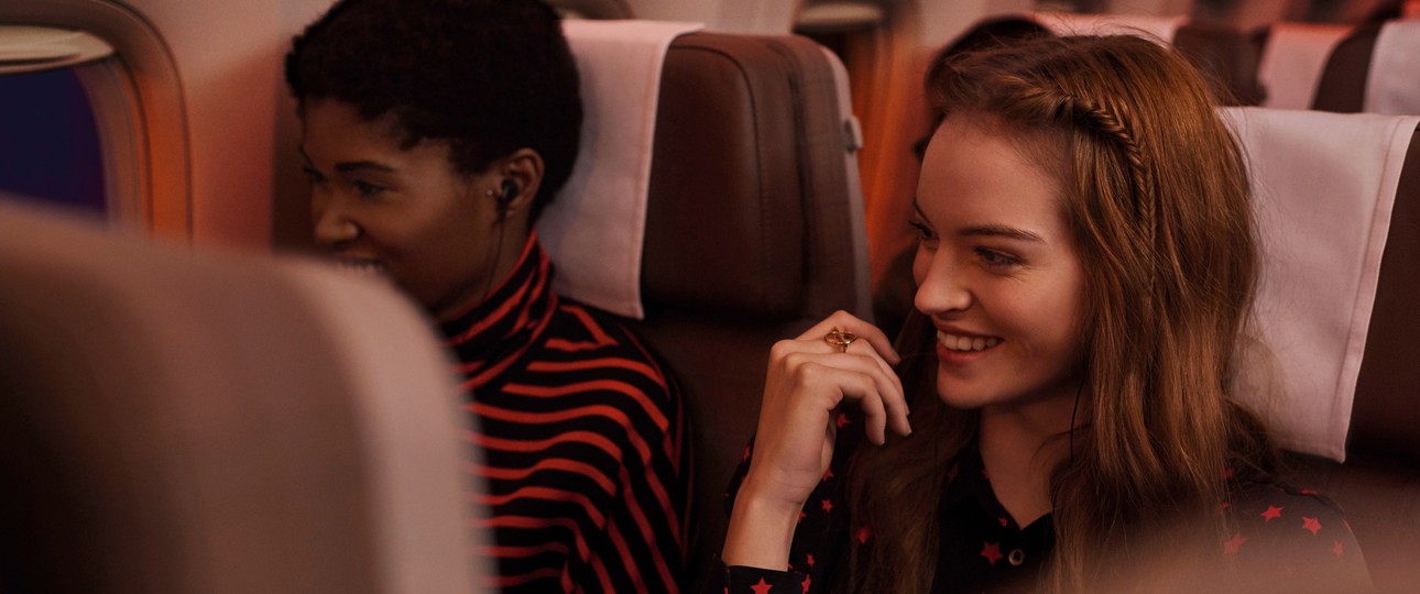 Passagierinnen von Swiss: Sie erfahren neu deutlicher, dass Swiss zu Lufthansa Group gehört.