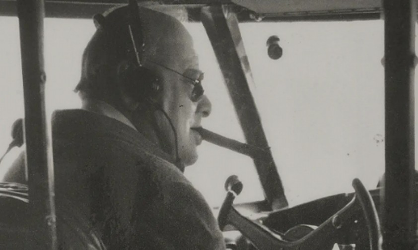 Der britische Premierminister Winston Churchill im Jahr 1942 am Steuer der Boeing 314 mit dem Taufnamen Berwick.