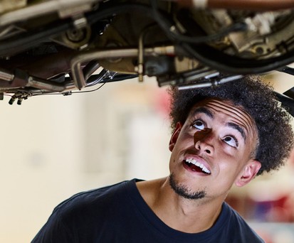 Lufthansa-Technik-Mitarbeiter am Triebwerk: Künftig Rekrutierung auch in Portugal?