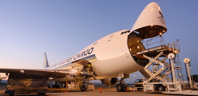 Platz 7: Singapore Airlines Cargo. 6,02 Millionen Tonnen Fracht. Die Fracht-Flotte von Singapore besteht aus 8 Boeing 747-400F. Eine einzelne 747-400F kann pro Flug über 100 Tonen transportieren. Dazu kommt Raum in den Frachträumen der 101 Passagierflieger.