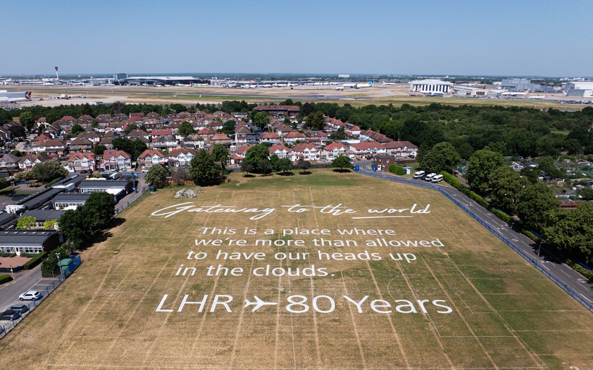 Das Gedicht im Feld: London-Heathrow feiert Geburtstag.