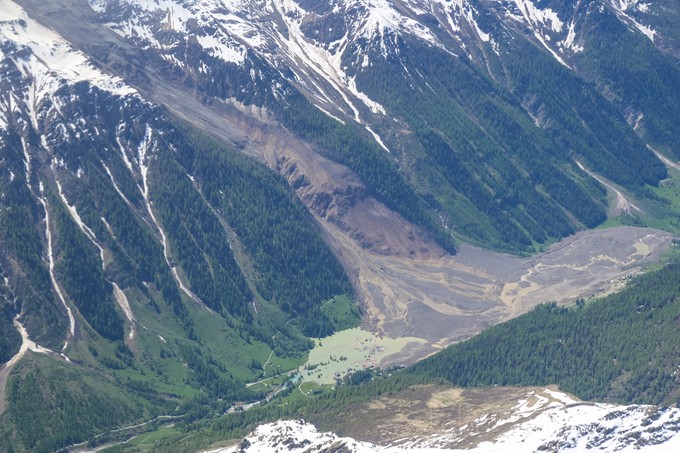 Durch die Gesteinsmassen wurde der Fluss Lonza gestaut und ein See bildete sich.