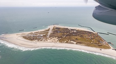 Der Flugplatz mit drei kurzen Pisten liegt auf Helgoland-Düne.