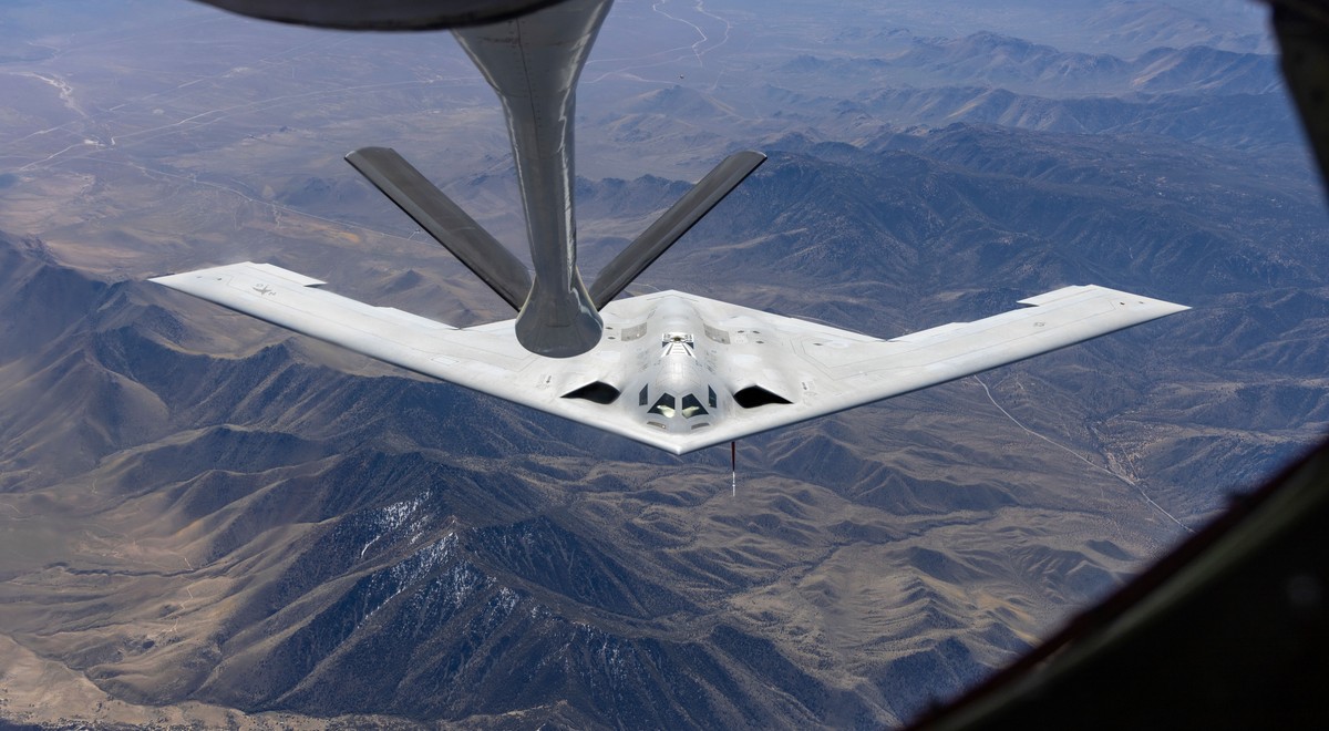 Stealth ist wichtiger als Speed - ein B-21 Raider wird in der Luft betankt.