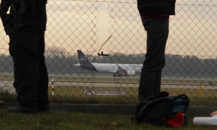 Foto vom Flughafen München: Durch Zaun eingedrungen.