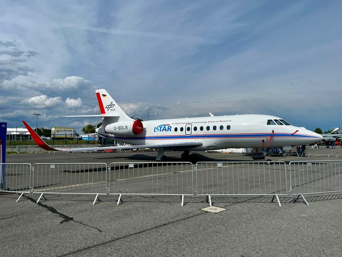 Die zum Forschungslabor umgebaute Dassault Falcon 2000LX mit der Kennung D-BDLR.
