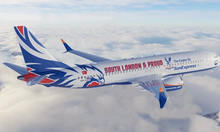 So sieht die Boeing 737 im Crystal Palace-Design aus: Der Ferienflieger wirbt für den Fußballverein.