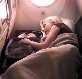 Air New Zealand preist die Skycouch für Mütter oder Väter mit Baby...