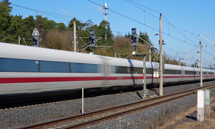 ICE unterwegs in Bayern: Künftig soll er auch am Flughafen München halten.