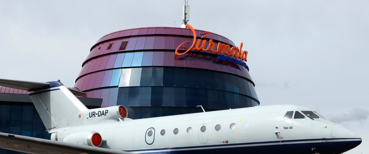 Eine abgestellte Yakovlev Yak-40 auf dem Vorfeld des Jurmala Airport.