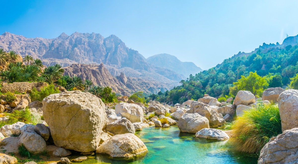 Zwischen Bergen, Wadis und Wüste zeigt Oman ganz unterschiedliche Seiten.