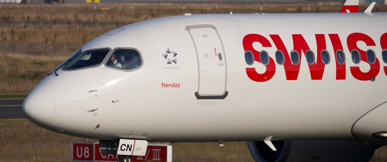 Flugzeug von Swiss: Die Schweizer Lufthansa-Tochter findet nicht genügend Cockpitpersonal.